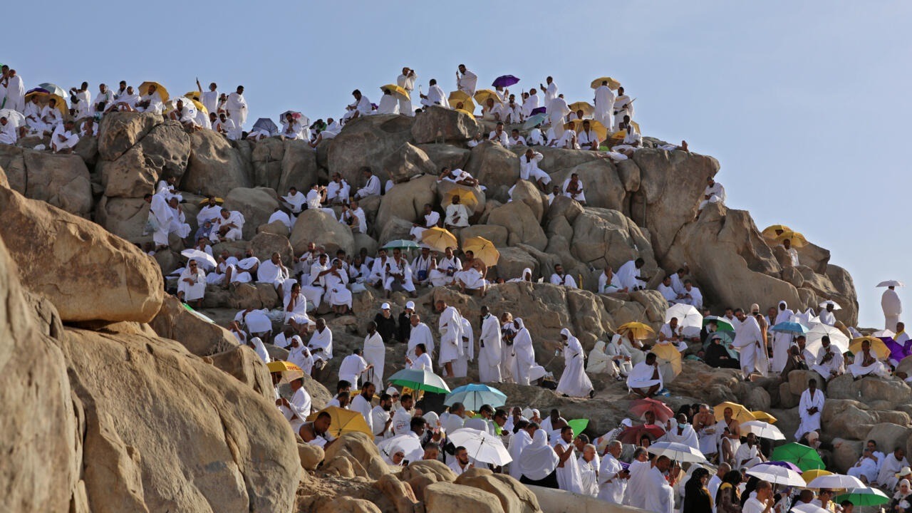 الحجاج يتوافدون على عرفات لأداء الركن الأعظم من الحج
