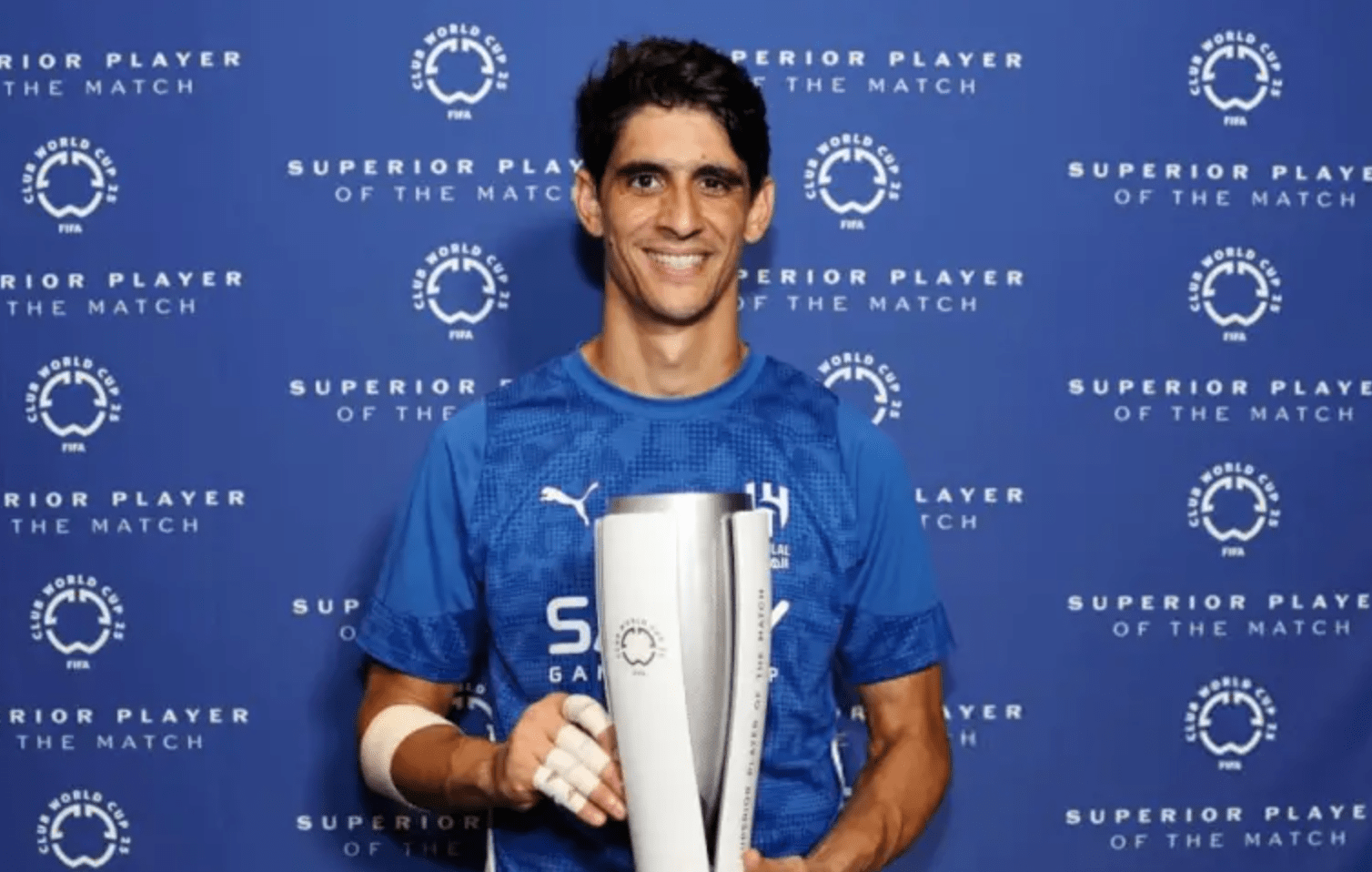 ياسين بونو يحصد جائزة رجل المباراة في مواجهة الهلال وسالزبورغ