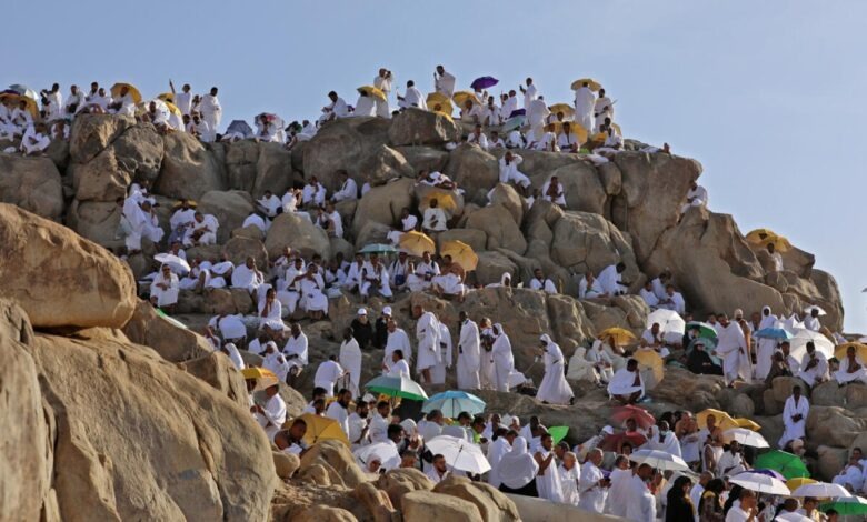 الحجاج يتوافدون على عرفات لأداء الركن الأعظم من الحج