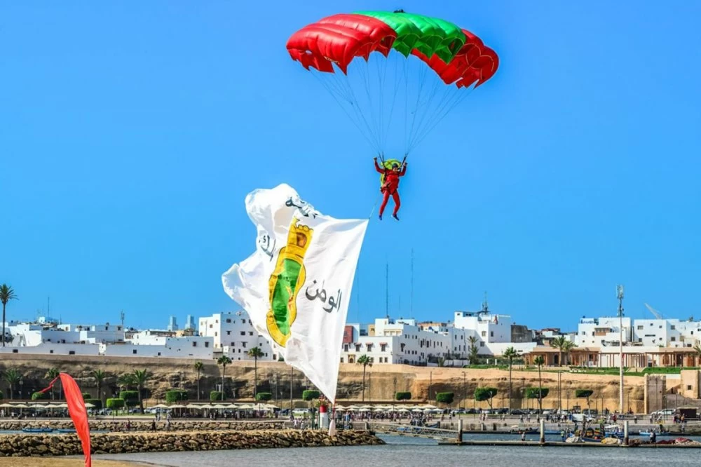 عروض جوية ومظلية باهرة تزين سماء المغرب احتفالاً بعيد العرش