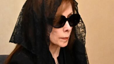 فيروز تودّع نجلها زياد الرحباني في صمت مؤثر