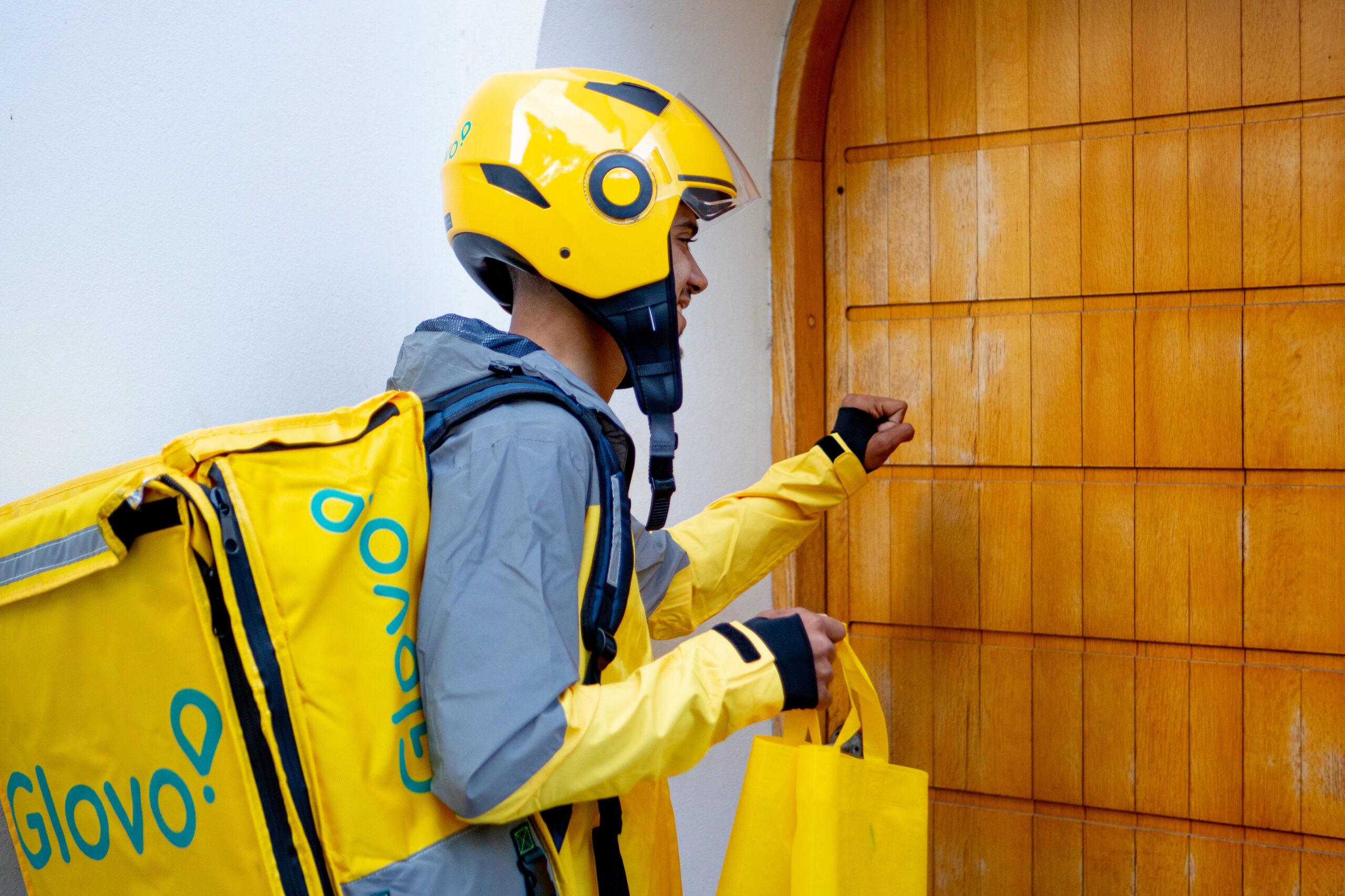 تسوية بين Glovo ومجلس المنافسة تعزز دعم عمال التوصيل