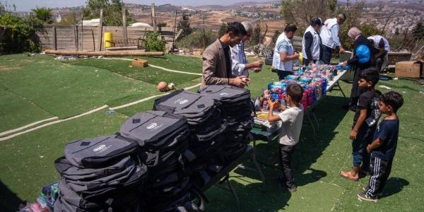 وكالة بيت مال القدس توزع حقائب مدرسية على تلاميذ القدس