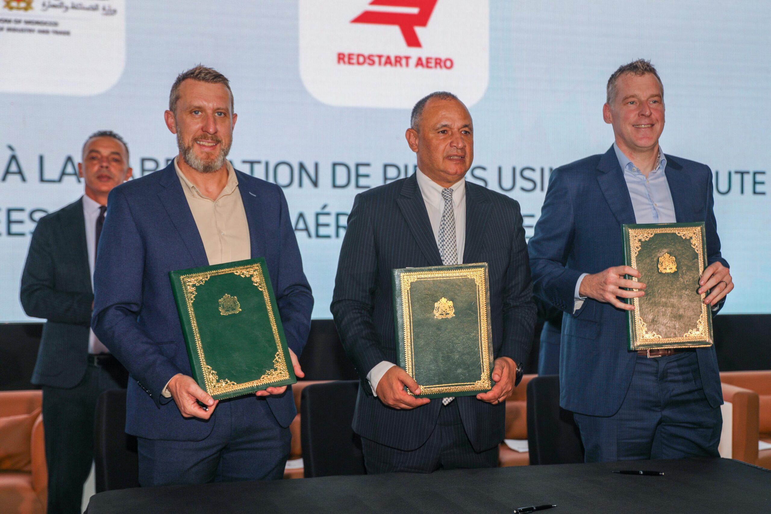 توقيع ثلاثة بروتوكولات استثمارية لتعزيز صناعة الطيران بالمغرب