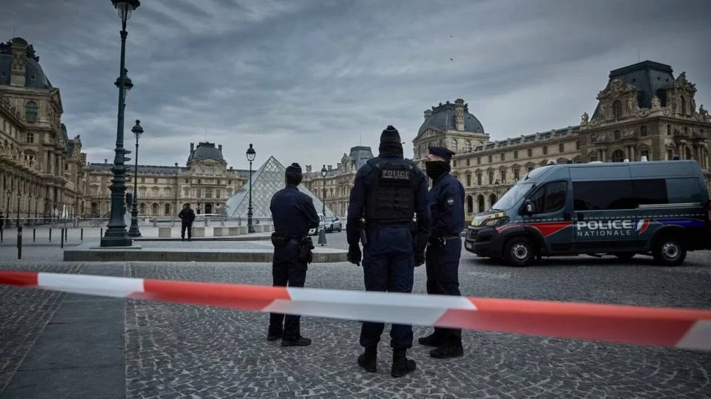 توقيف شخصين في قضية سرقة مجوهرات متحف اللوفر بباريس
