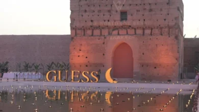 علامة "GUESS" تحتفي بجذورها المغربية في مؤتمر عالمي بمراكش