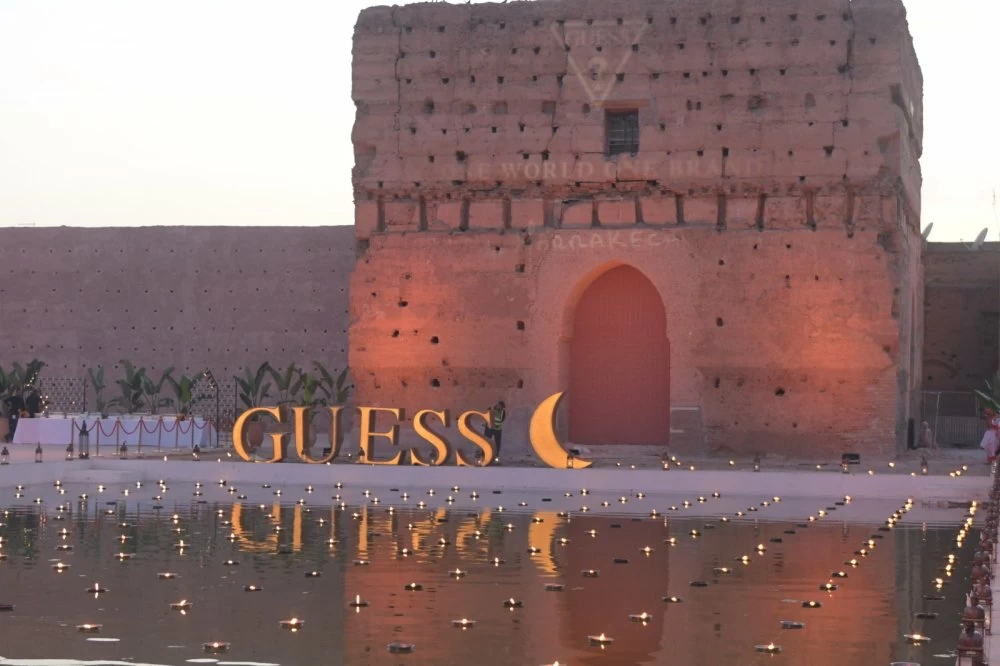 علامة "GUESS" تحتفي بجذورها المغربية في مؤتمر عالمي بمراكش