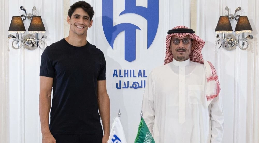 ياسين بونو يجدد عقده مع الهلال السعودي حتى 2028