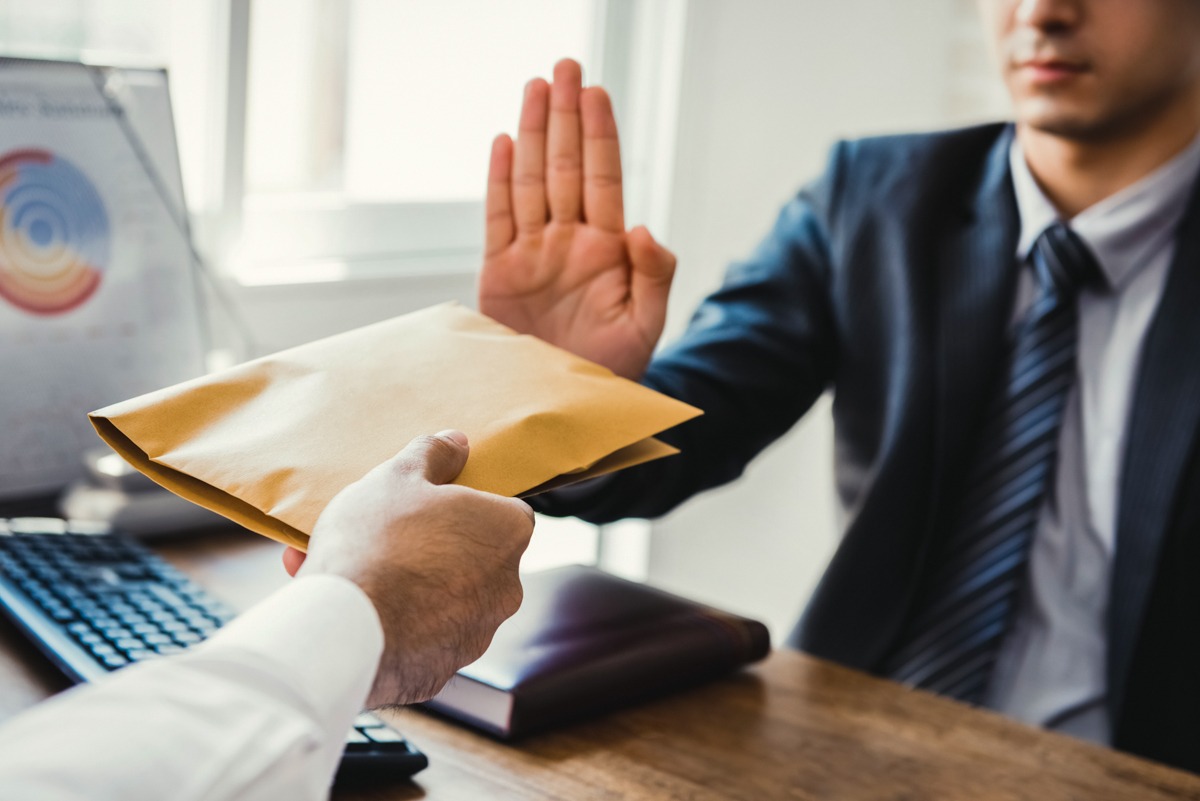 هيئة النزاهة توقف صفقة بوزارة الصحة بسبب شبهة تضارب مصالح