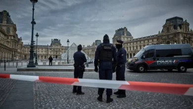 توقيف شخصين في قضية سرقة مجوهرات متحف اللوفر بباريس