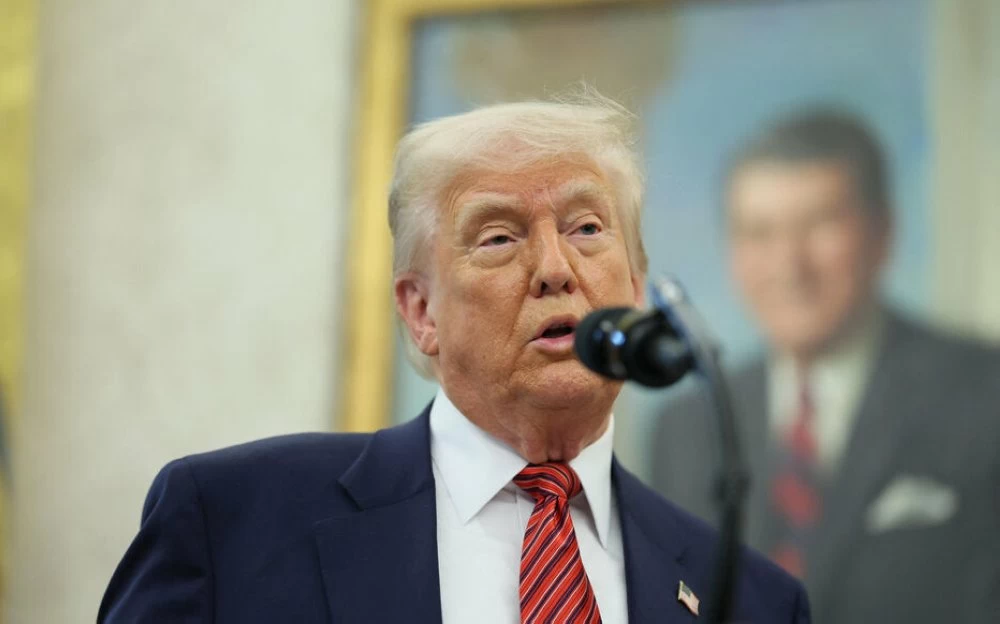 ترامب يعد الأمريكيين بمنحة تبلغ 2000 دولار من عائدات الرسوم الجمركية