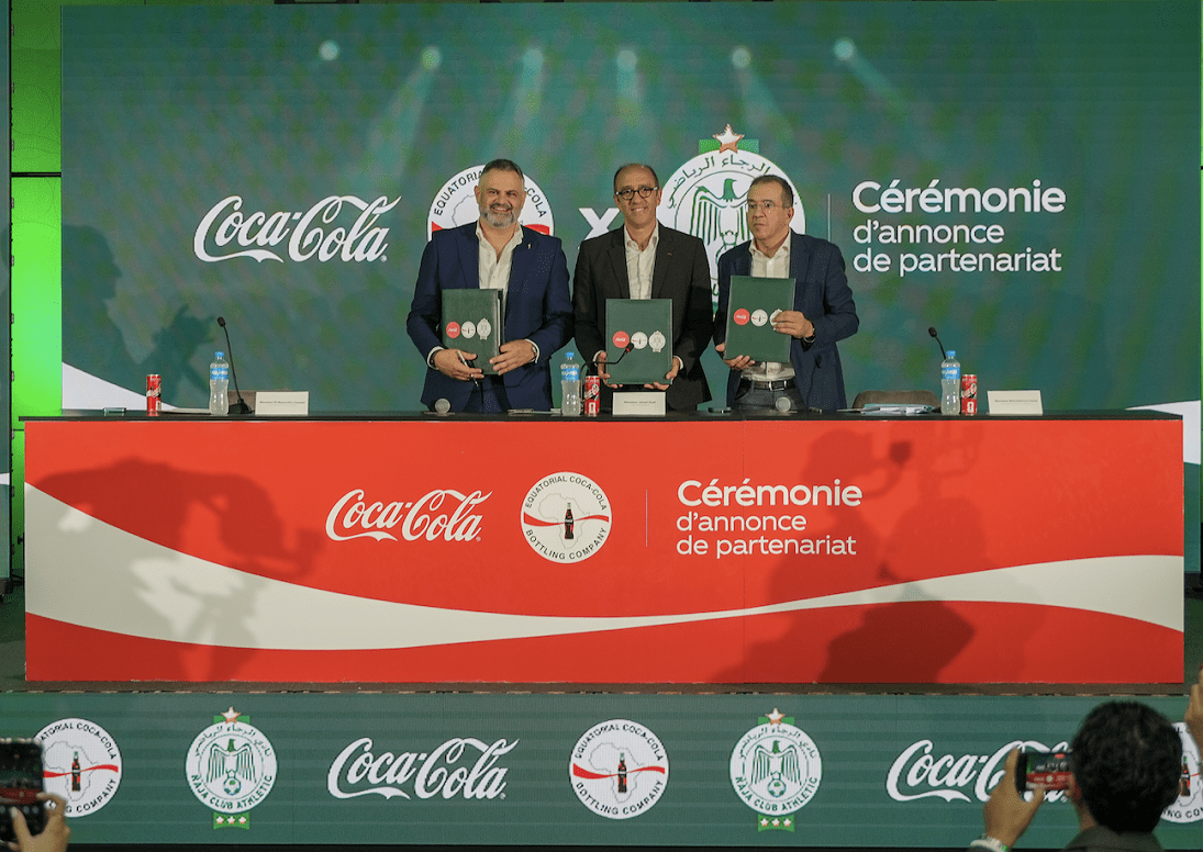 كوكاكولا المغرب تُبرم اتفاقية رعاية لثلاث سنوات مع نادي الرجاء الرياضي