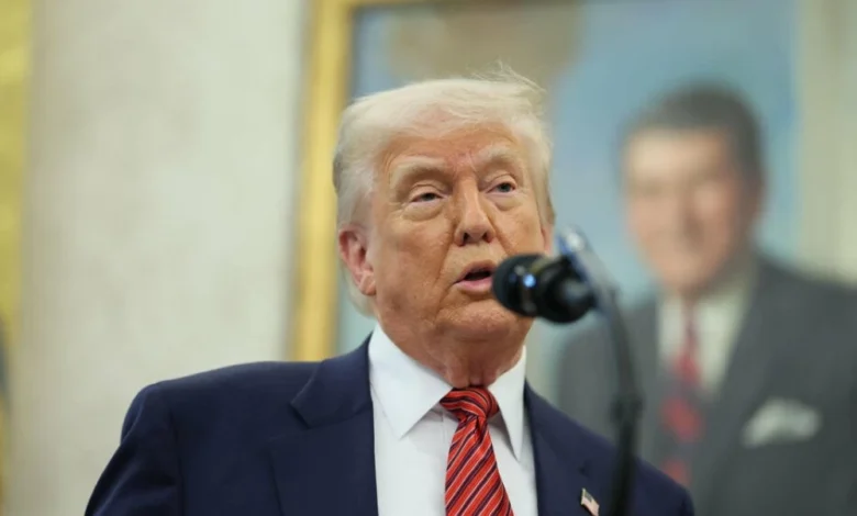 ترامب يعد الأمريكيين بمنحة تبلغ 2000 دولار من عائدات الرسوم الجمركية