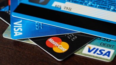 مكتب الصرف يعتمد البطاقات البنكية في شراء العملات