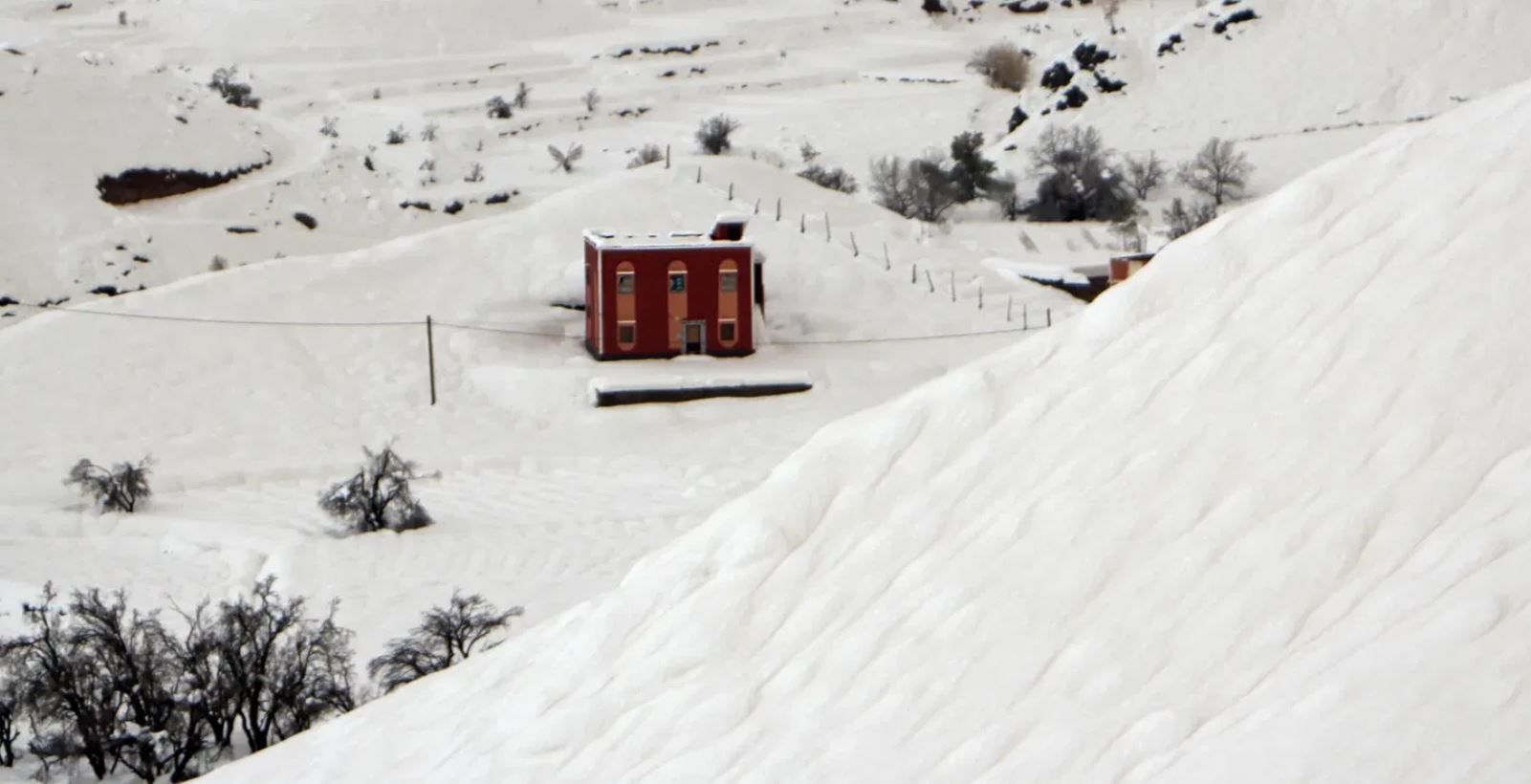 برد شديد وتساقطات ثلجية وأمطار رعدية منتظرة حتى السبت