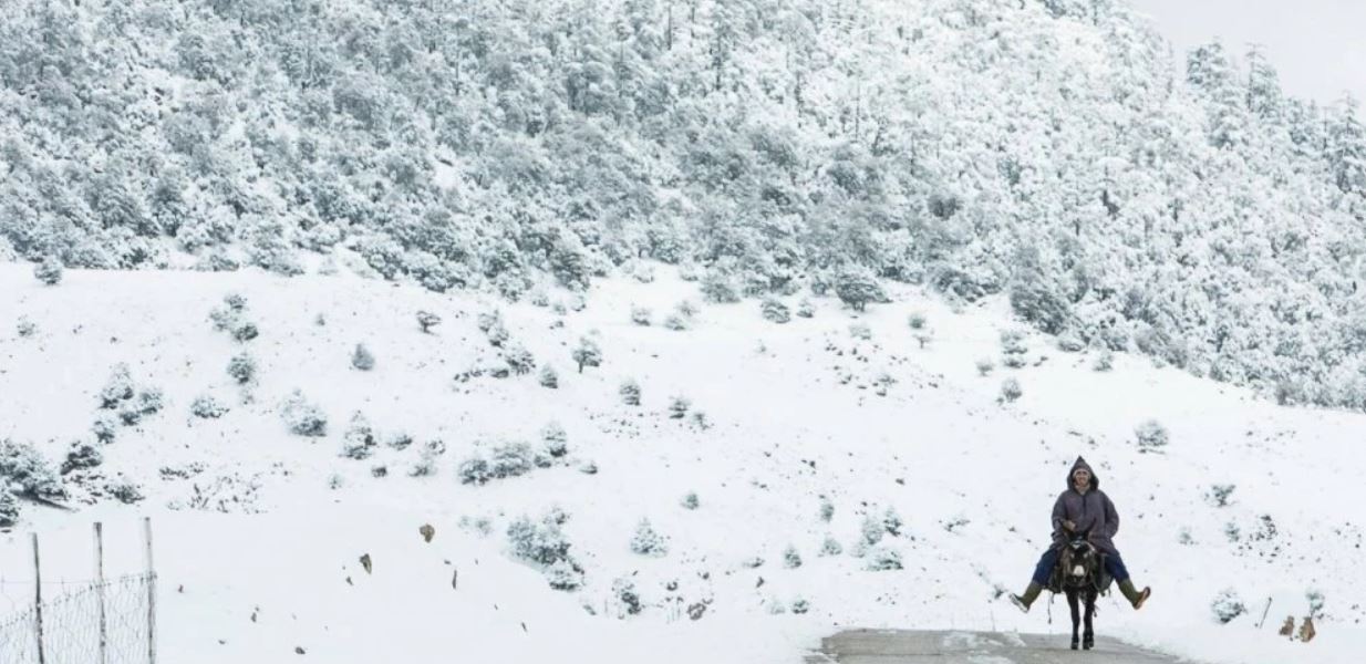 تساقطات ثلجية قياسية: أزيلال في الصدارة بـ923 سم وإفران بـ405 سم