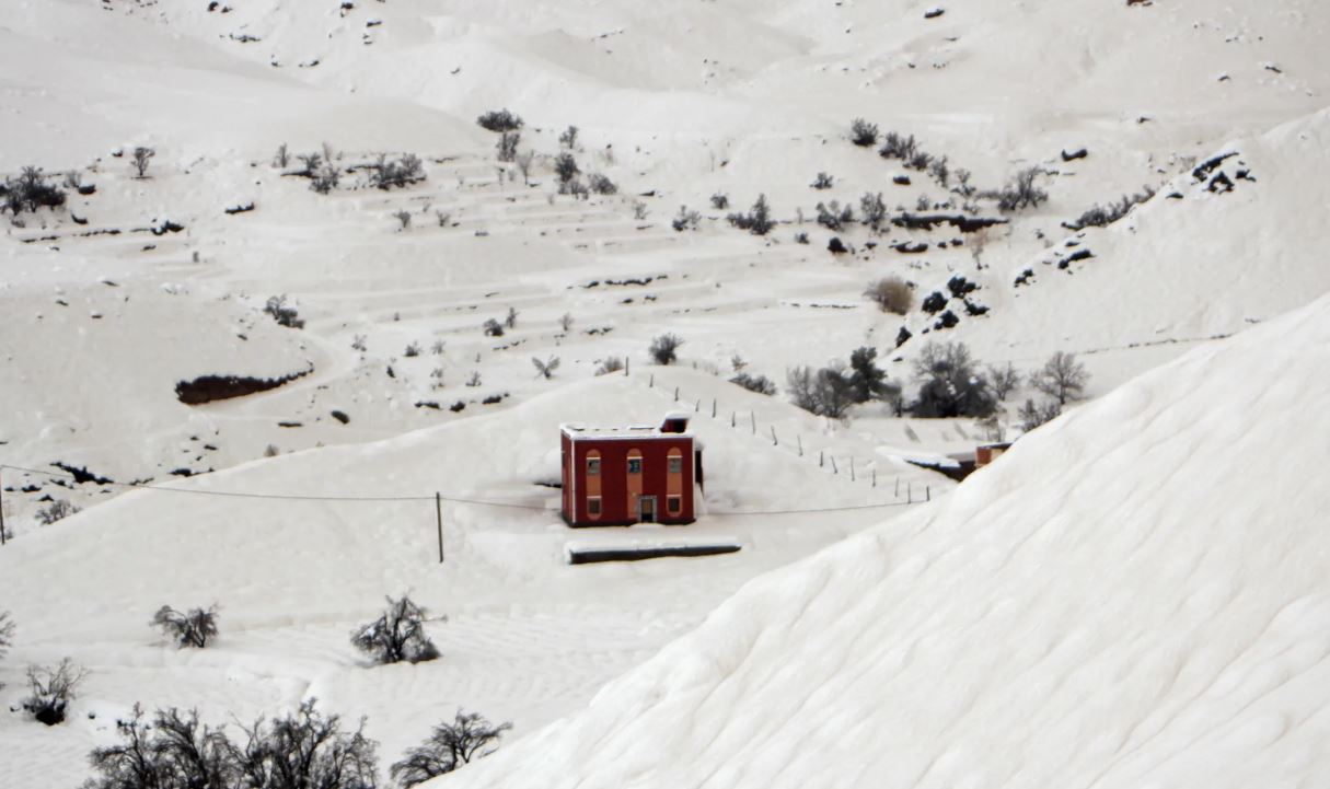 الأرصاد الجوية تحذر من تساقط ثلوج قوية ورياح عاتية بعدة مناطق بالمغرب