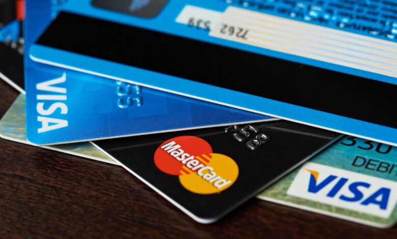 مكتب الصرف يعتمد البطاقات البنكية في شراء العملات