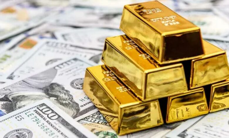 الذهب يتراجع بفعل قوة الدولار وبيانات التضخم الأمريكية