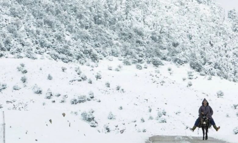 تساقطات ثلجية قياسية: أزيلال في الصدارة بـ923 سم وإفران بـ405 سم