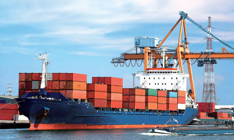 الواردات تسجل تراجعًا ملحوظًا والصادرات ترتفع بشكل طفيف