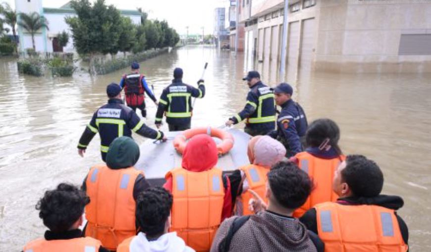 القوات المسلحة والوقاية المدنية يواصلون إجلاء سكان القصر الكبير
