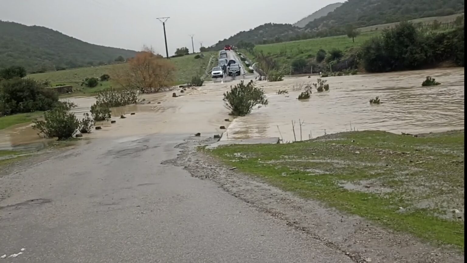 السيول تعزل مؤقتًا القصر الكبير عن العرائش