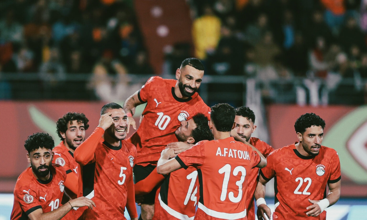 المصريون يحسمون القمة أمام الإيفواريين ويبلغون المربع الذهبي