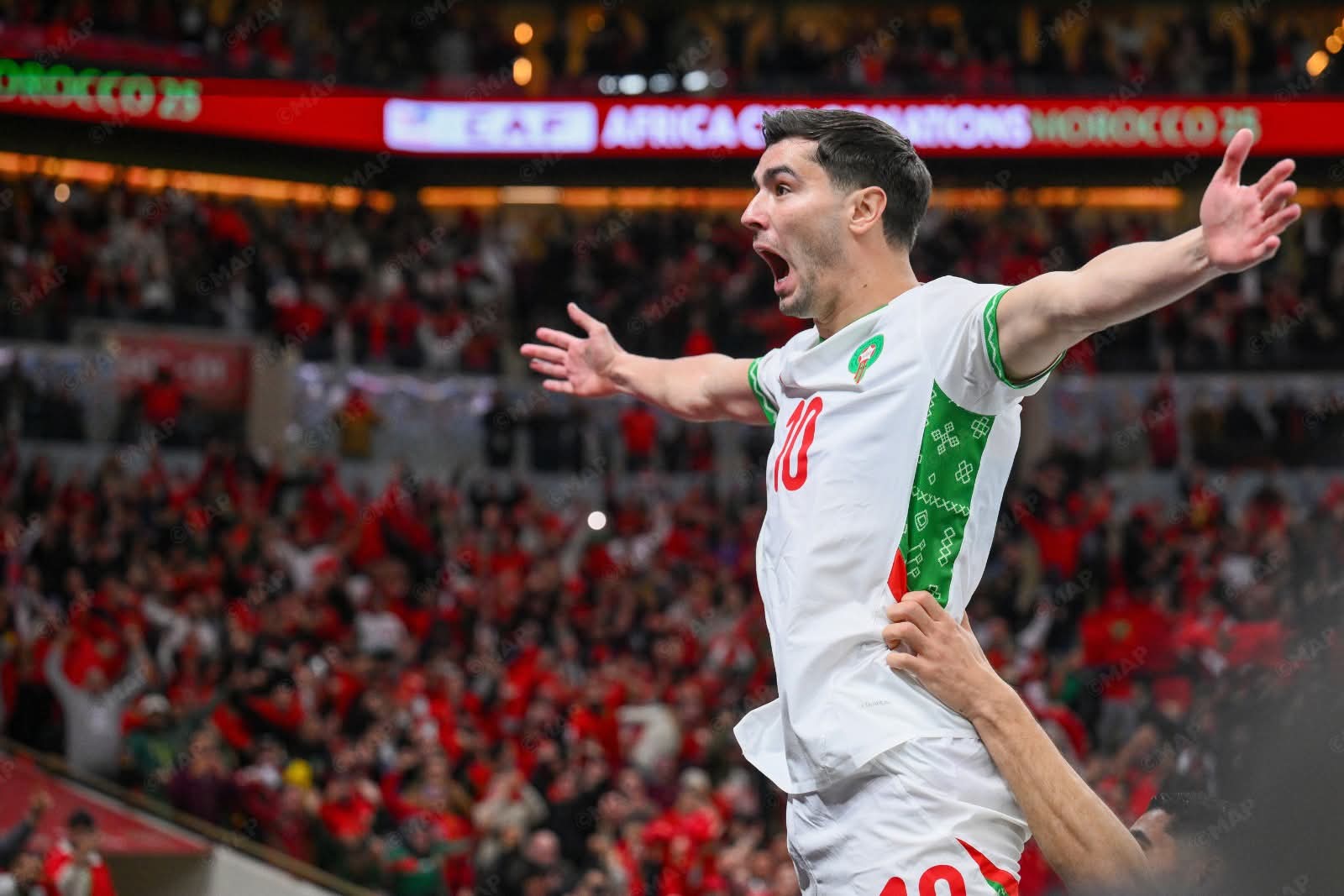 المغرب يحسم القمة الإفريقية بثنائية نظيفة أمام الكاميرون