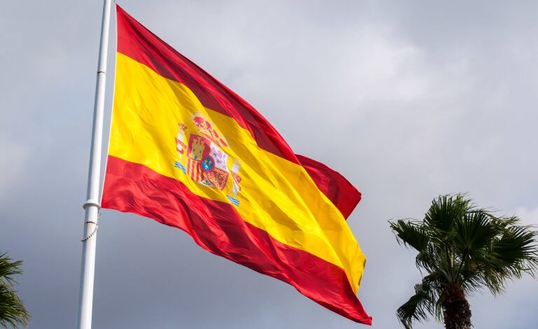 إسبانيا تمنح نصف مليون مهاجر فرصة العمل والإقامة القانونية