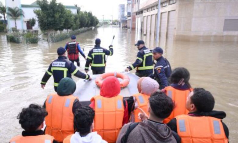 القوات المسلحة والوقاية المدنية يواصلون إجلاء سكان القصر الكبير