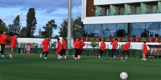 أسود الأطلس يكثفون التحضيرات قبل قمة الكاميرون في ربع النهائي