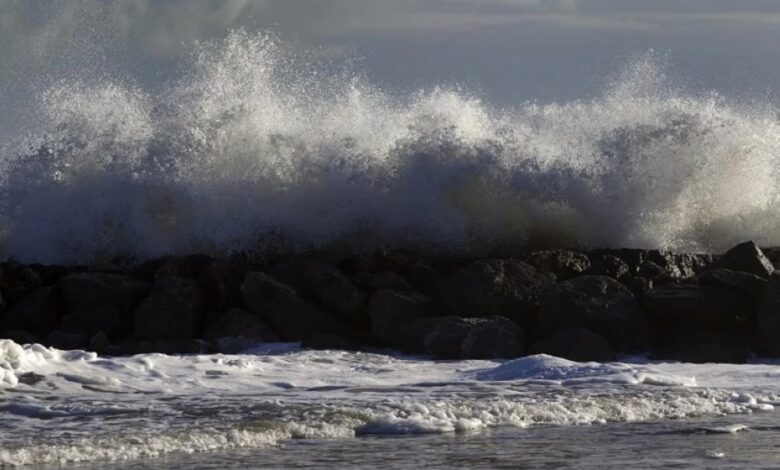 تحذير من أمواج عاتية ورياح قوية بالسواحل المغربية