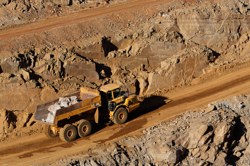 إطلاق برنامج تنقيب أولي بمشروع فوغنار للنحاس والفضة