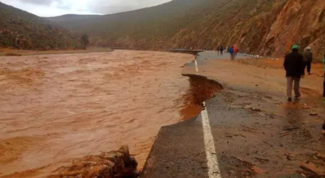 الاضطرابات الجوية تقطع 15 طريقًا في عدة مناطق بالمغرب