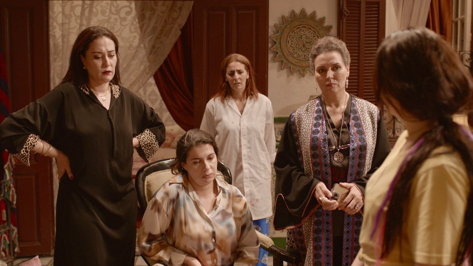 مسلسل "عشّ الطمع": رحلة أم داخل شبكة للاتجار بالأطفال