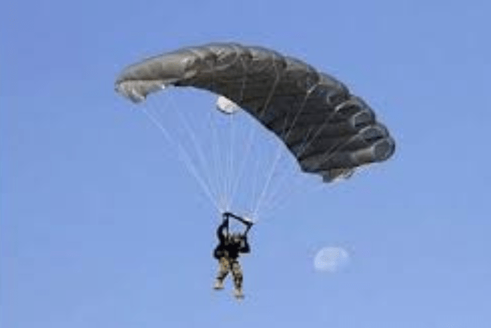 مطار تارودانت يتحول إلى قبلة عالمية لعشاق القفز بالمظلات