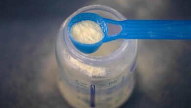 فرنسا تسحب دفعات جديدة من حليب الأطفال بسبب مادة سامة محتملة