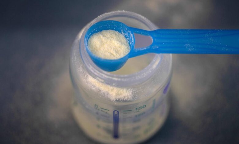 فرنسا تسحب دفعات جديدة من حليب الأطفال بسبب مادة سامة محتملة