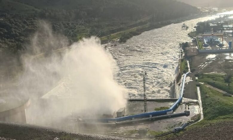 سد وادي المخازن يواصل التصريف التدريجي رغم ارتفاع الواردات المائية