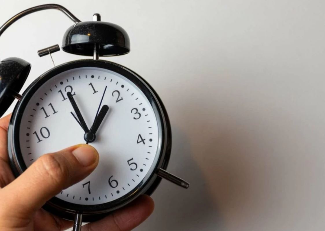 متى تنتهي معاناة المغاربة مع الساعة الإضافية؟