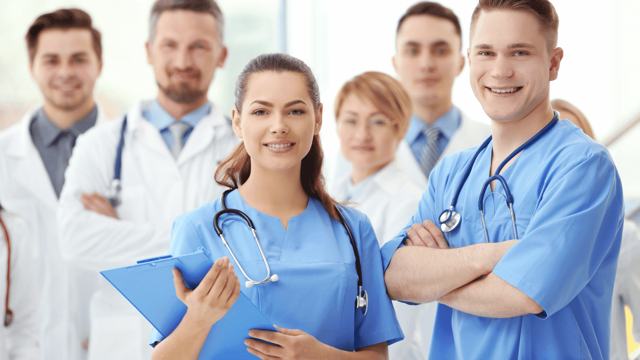 وزارة الصحة تُحدث 8000 منصب مالي لمهنيي القطاع في 2026