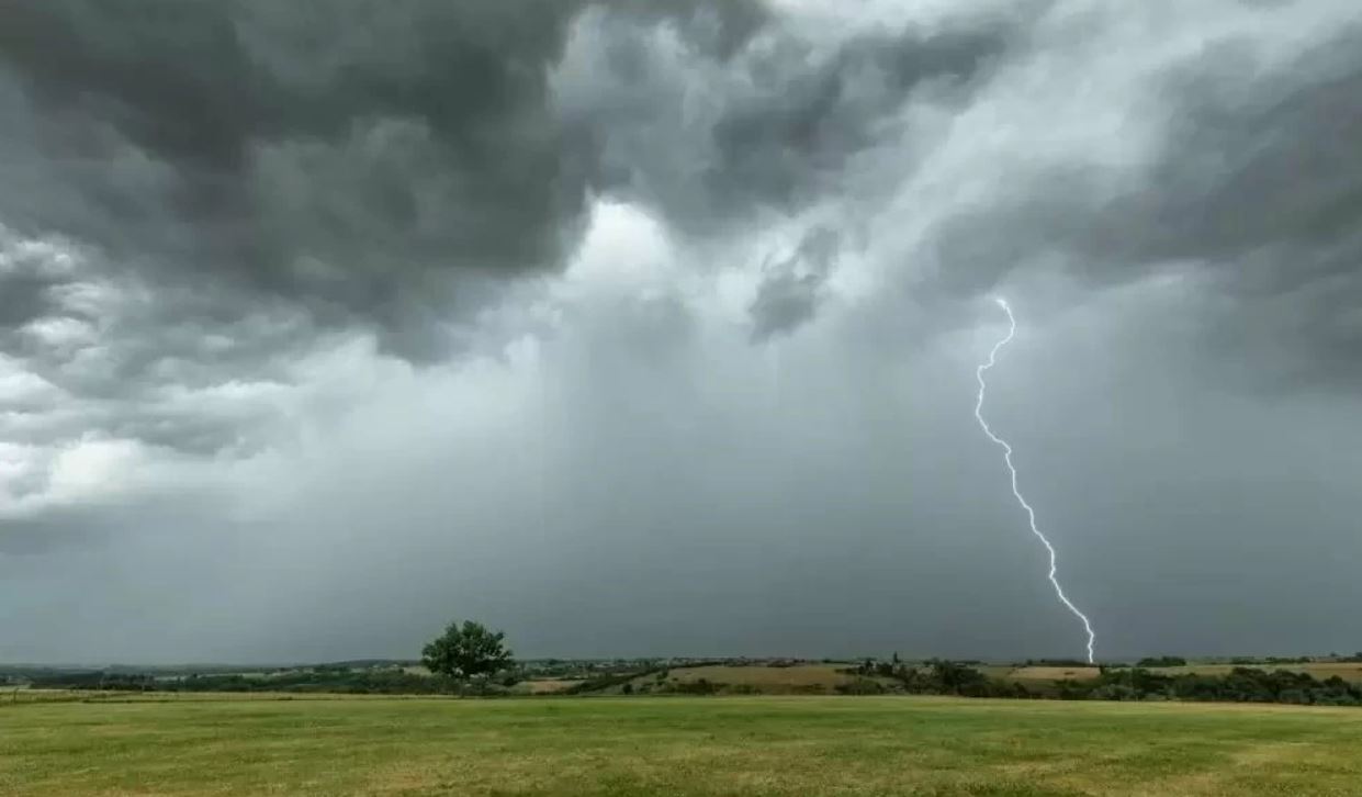 تحذير عاجل: أمطار رعدية قوية اليوم في عدة مناطق بالمملكة
