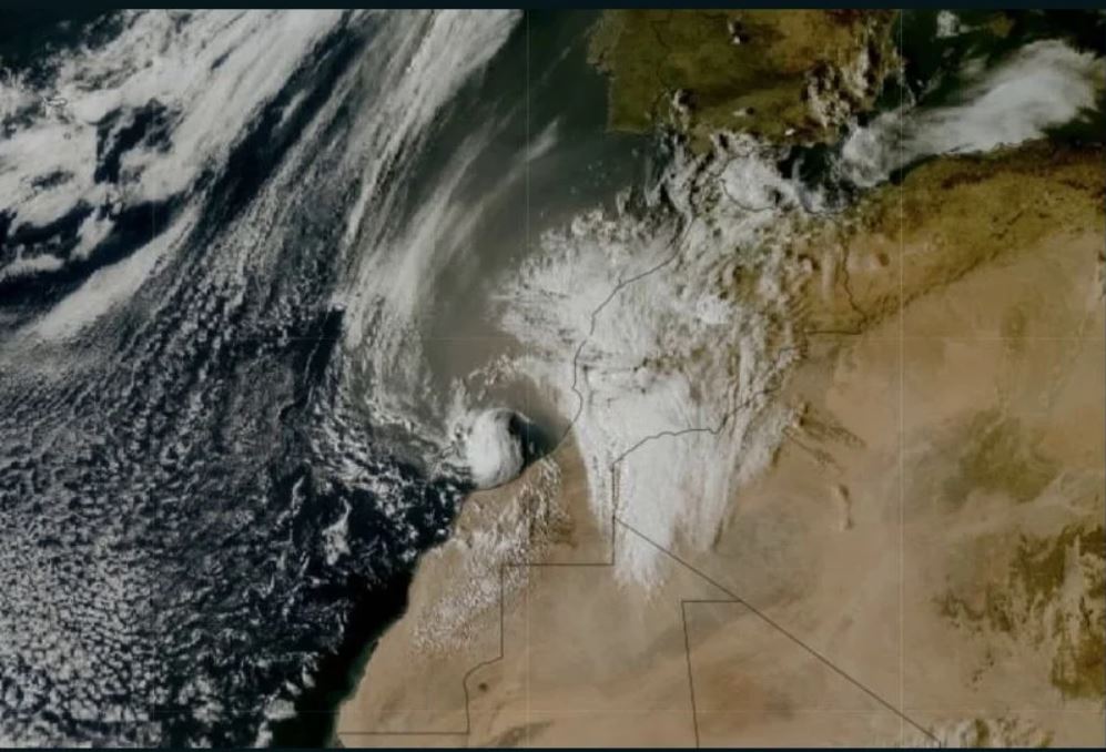 سحابة غبار كثيفة تجتاح جنوب المغرب وتمتد نحو الأطلسي