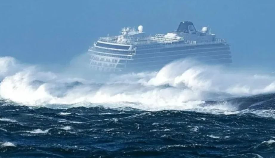 عاصفة "ريجينا" تعلق الرحلات البحرية بين طريفة وطنجة