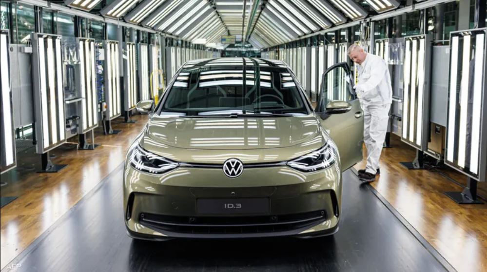 "فولكسفاغن" تستدعي نحو 100 ألف سيارة كهربائية بسبب خلل في البطاريات