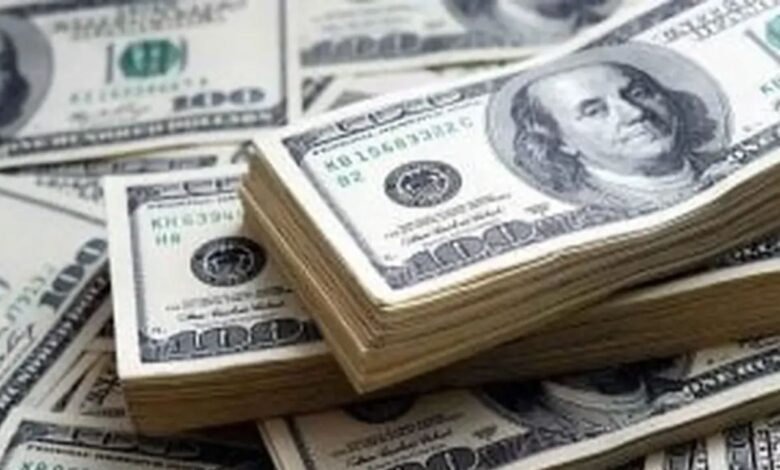 ارتفاع الدولار لليوم الثالث وسط مخاوف التضخم وتذبذب الأسواق