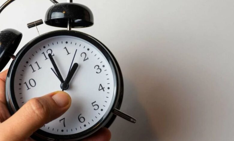 متى تنتهي معاناة المغاربة مع الساعة الإضافية؟