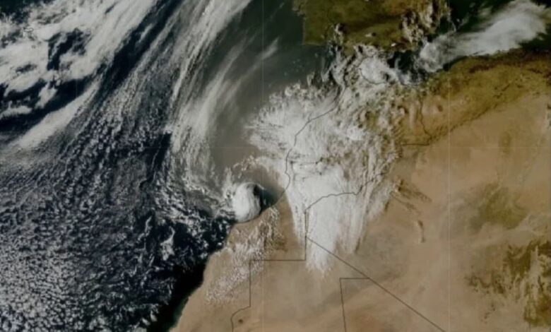 سحابة غبار كثيفة تجتاح جنوب المغرب وتمتد نحو الأطلسي