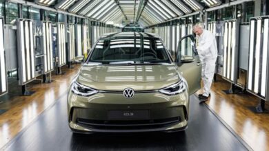 "فولكسفاغن" تستدعي نحو 100 ألف سيارة كهربائية بسبب خلل في البطاريات